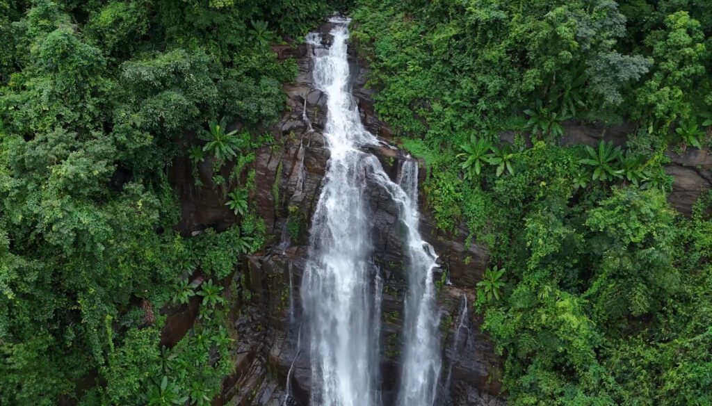 Aruvikkachal waterfalls1
